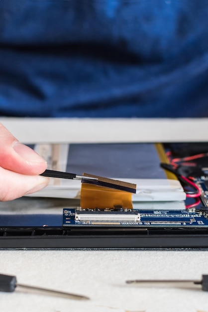 Cerrar imagen de reparación de teléfonos inteligentes y tabletas en el laboratorio de tecnología