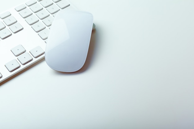 Cerrar la imagen del teclado de la oficina de la computadora en un blanco