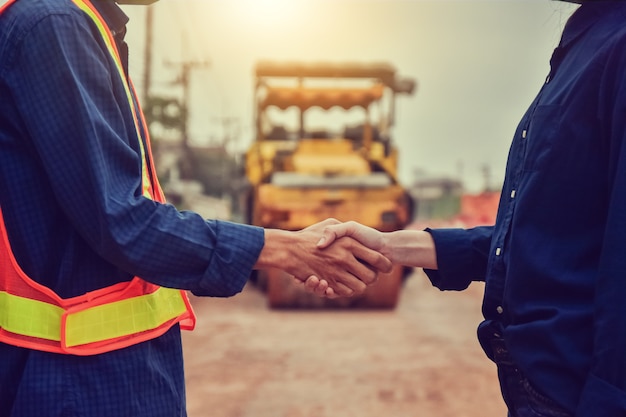 Cerrar ingeniero estrecharme la mano en la construcción del sitio