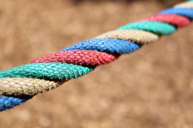 Cerrar instantánea de cuerda multicolor sobre un fondo marrón claro