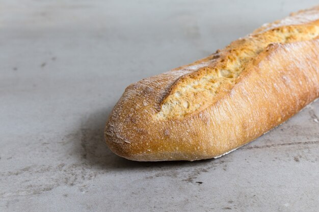 Cerrar irritable pan horneado baguette sobre fondo de mesa de piedra gris vista de pan francés con espacio de copia