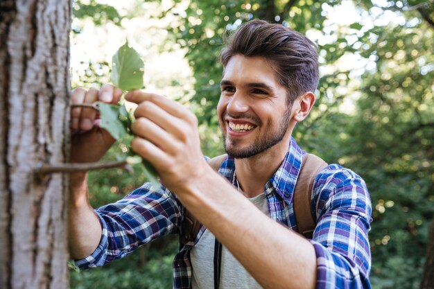 Cerrar joven cerca del árbol