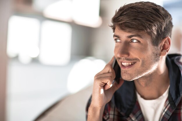 Cerrar joven hablando por teléfono