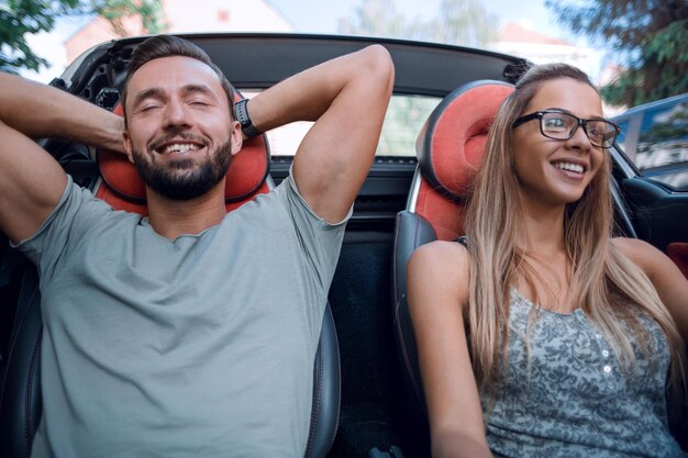 Cerrar joven pareja disfrutando de un viaje en el coche concepto de vacaciones en familia