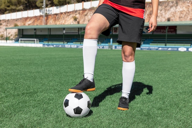 Foto cerrar jugador en campo de fútbol