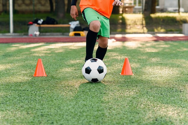 Cerrar jugadores de fútbol entrenando con balón