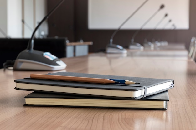 Cerrar lápiz y cuaderno sobre la mesa en la sala de reuniones