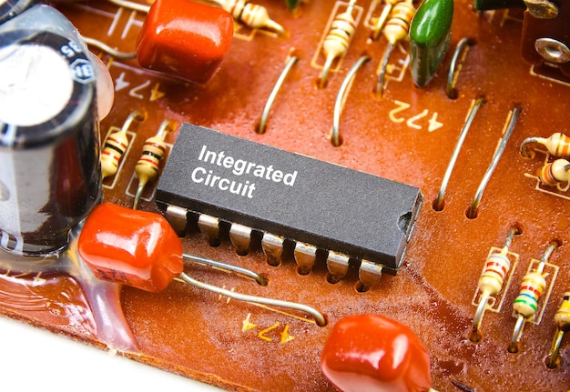 Cerrar macro de circuito integrado IC en placa de circuito electrónico Concepto de pieza electrónica