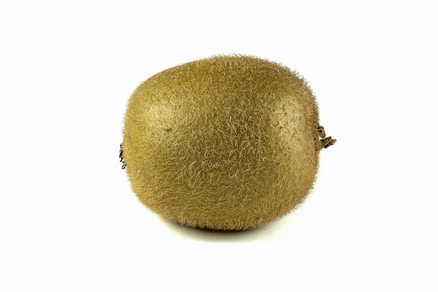 Cerrar macro kiwi aislado en blanco