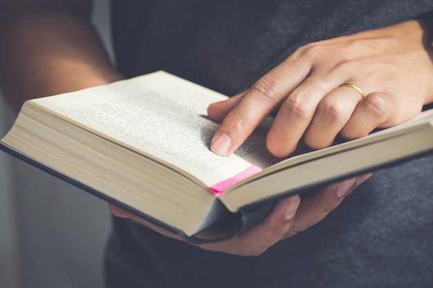 Foto cerrar la mano, abrir la biblia, lecturas dominicales, biblia