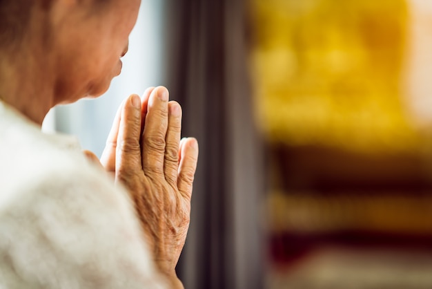 Foto cerrar la mano de la abuela rezar el respeto por la espiritualidad y la religión de la fe