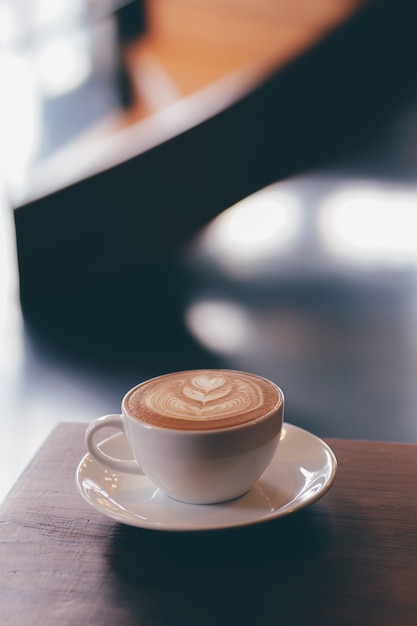 cerrar la mano del barista haciendo una taza de café.