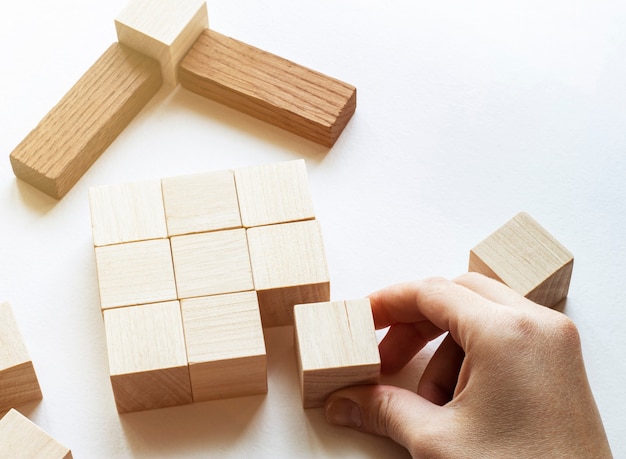 Cerrar a mano construyendo algo con bloques de madera