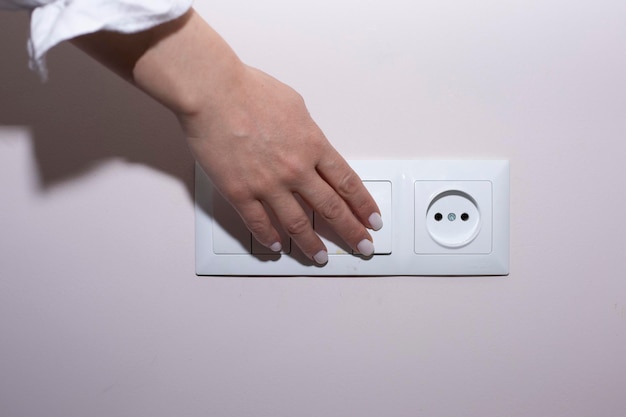 Cerrar la mano encendiendo o apagando el interruptor de la luz