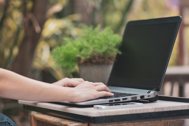 Cerrar mano escribiendo en el teclado de la computadora