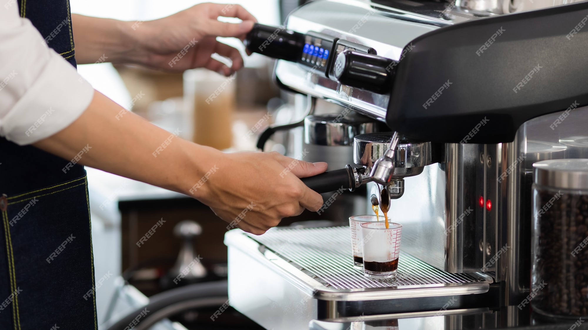 Cerrar la mano. hacer una taza de café en una máquina de café, el