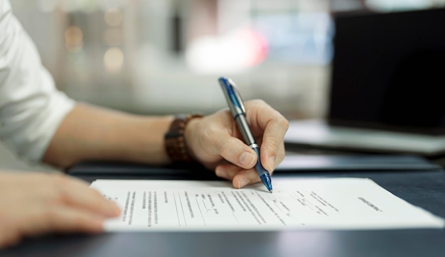 Cerrar la mano del hombre firmando un contrato o acuerdo