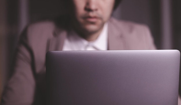 Foto cerrar mano de hombre de negocios con portátil concepto de tecnología para negocios