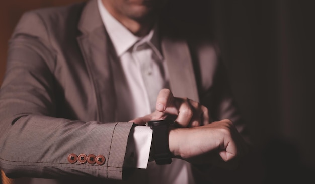 Cerrar la mano del hombre de negocios con reloj inteligente Concepto de tecnología para negocios