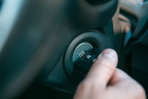 Cerrar la mano del hombre poner la llave para arrancar el motor del coche