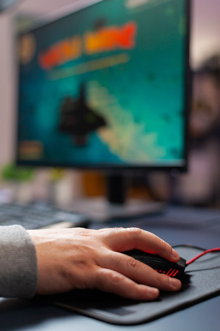 Foto cerrar la mano del jugador profesional en el estudio en casa con un mouse profesional, transmisión de torneos de juegos en línea. jugando al primer videojuego virtual de disparos espaciales