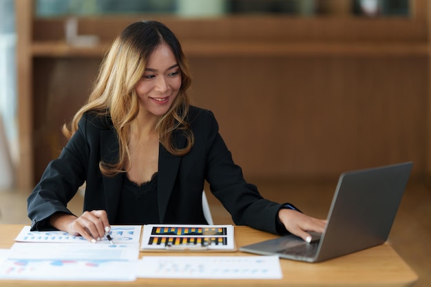 Cerrar la mano de una mujer de negocios usando una calculadora para calcular los resultados financieros y el presupuesto de la empresa Concepto de auditoría de cuentas