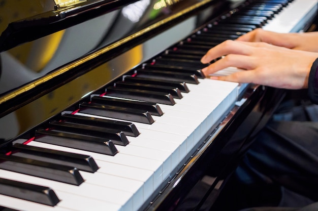 Cerrar la mano del músico tocando el piano