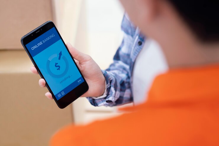 Foto cerrar en la mano que sostiene el teléfono con la aplicación bancaria