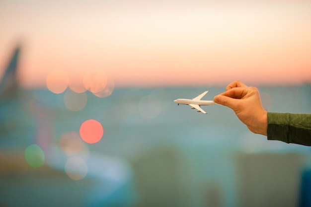 Cerrar una mano sosteniendo un modelo de avión