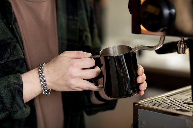 Cerrar mano sosteniendo la taza