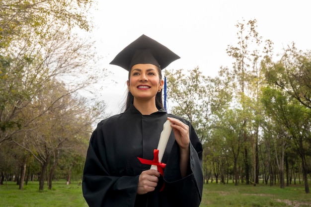 Cerrar mano sosteniendo un título de graduación