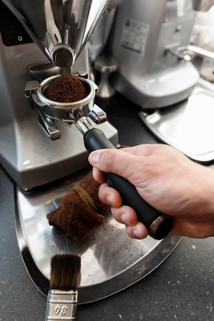 Cerrar mano sujetando la herramienta para hacer café