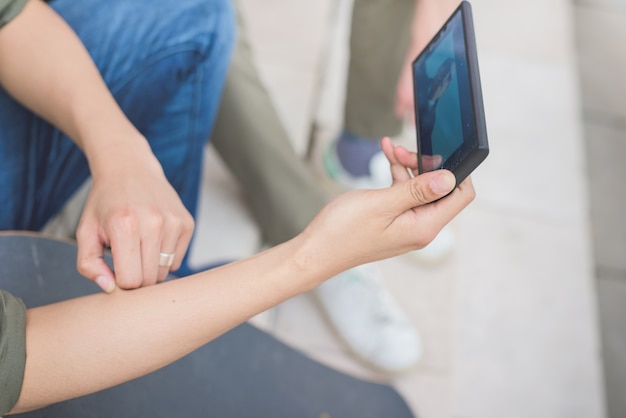 cerrar la mano con el teléfono inteligente