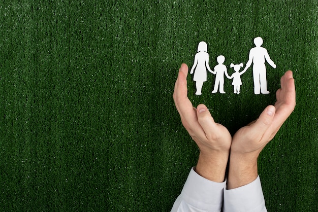 Cerrar las manos y la familia de papel