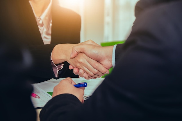 Foto cerrar las manos de la gente agitar el éxito de la asociación empresarial, concepto de la mano del apretón de manos