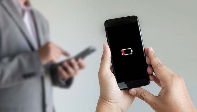 Foto cerrar las manos del hombre usando el teléfono inteligente