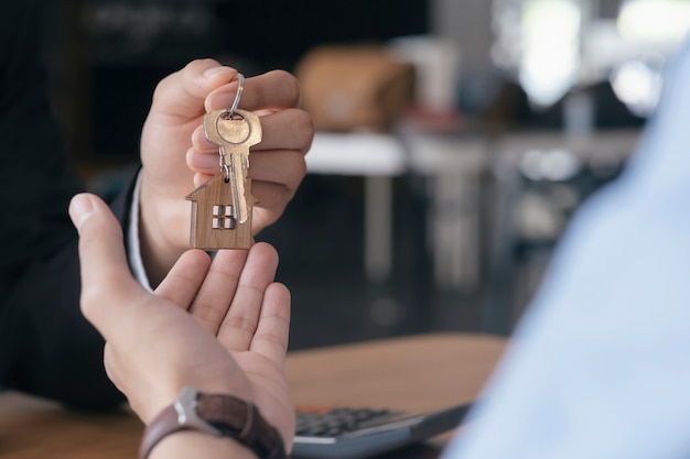 Cerrar las manos y la nueva llave de la casa