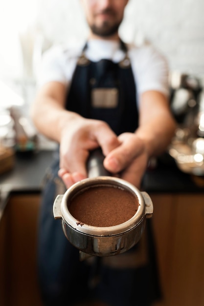 Cerrar las manos sosteniendo café molido