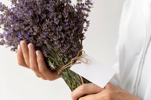 Foto cerrar manos sosteniendo lavanda