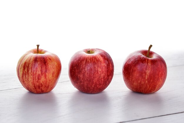 Cerrar manzana roja fresca en la mesa