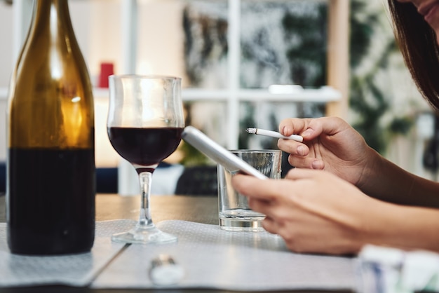 Foto cerrar una mesa de adicto al alcohol