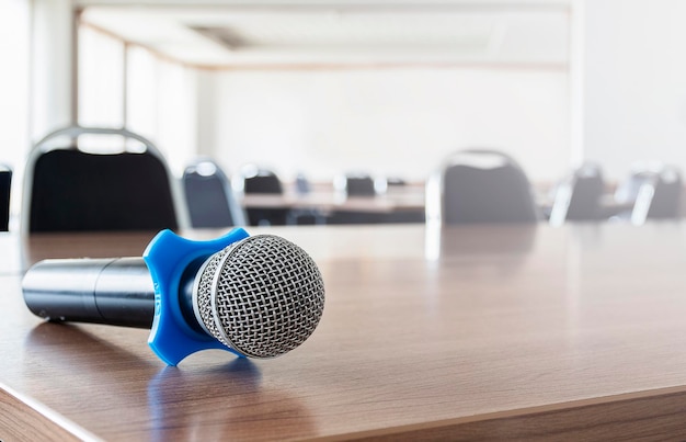 Cerrar el micrófono en la mesa en la sala de seminarios