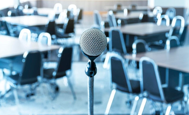 Cerrar micrófono con trípode en el escenario de la sala de seminarios