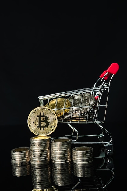 Cerrar moneda Bitcoin en carrito de compras sobre fondo negro