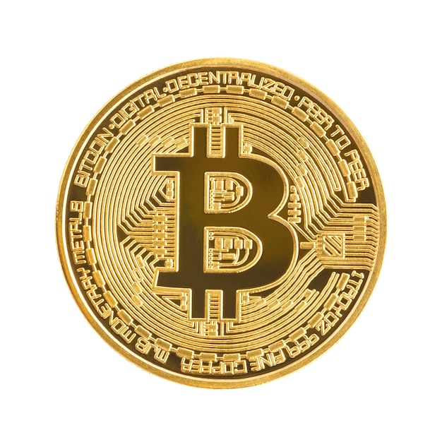 Cerrar moneda de oro con símbolo bitcoin aislado sobre fondo blanco con trazado de recorte