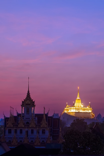 Cerrar montaña dorada en bangkok con puesta de sol