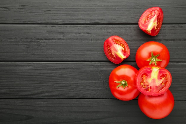 Cerrar el montón de tomates maduros con rodajas