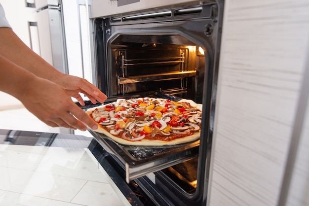 cerrar mujer cocinando pizza