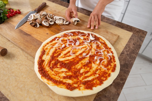 cerrar mujer cocinando pizza