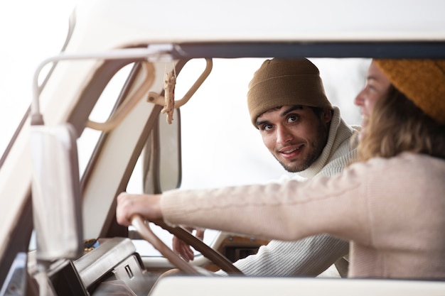 Foto cerrar mujer conduciendo autocaravana